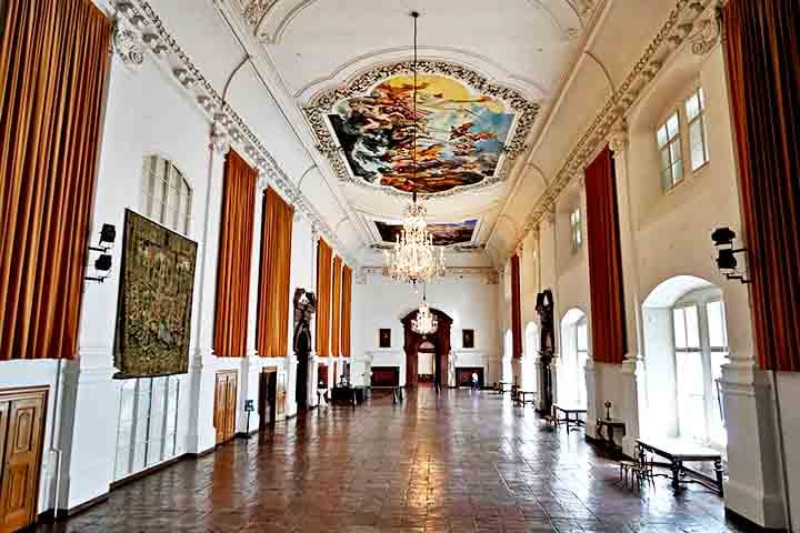 A visita percorre salões luxuosos, a Catedral de Salzburgo e proporciona vistas exclusivas da cidade. Com exposições ricas em detalhes, o DomQuartier é um passeio cultural fascinante para quem deseja conhecer mais sobre a vida aristocrática e a influência da igreja em Salzburgo.