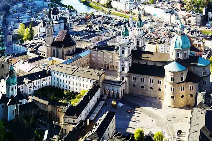 O DomQuartier é um complexo de museus que concede uma imersão na história e na cultura de Salzburgo. O espaço inclui os antigos aposentos dos príncipes-arcebispos, a galeria de arte barroca e exposições sobre o passado da cidade.
