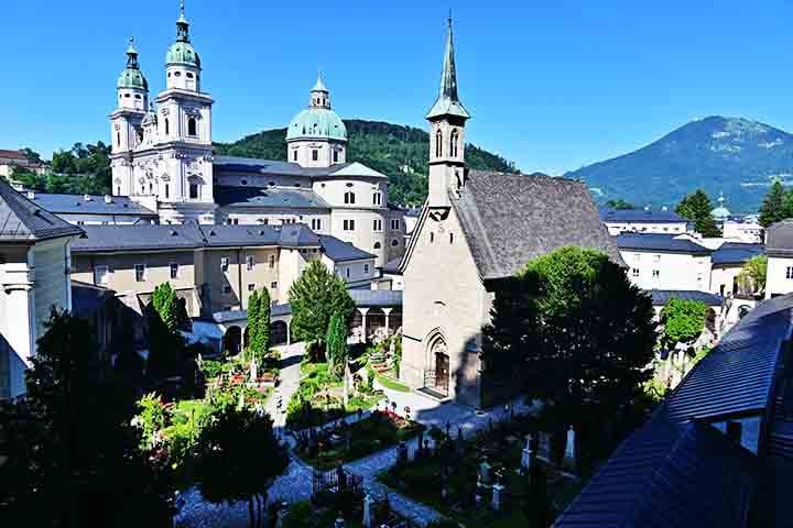 A igreja do mosteiro possui uma impressionante decoração barroca e um órgão onde Mozart tocou. Além disso, o complexo abriga a St. Peter Stiftskeller, considerado um dos mais antigos restaurantes em funcionamento contínuo do mundo.