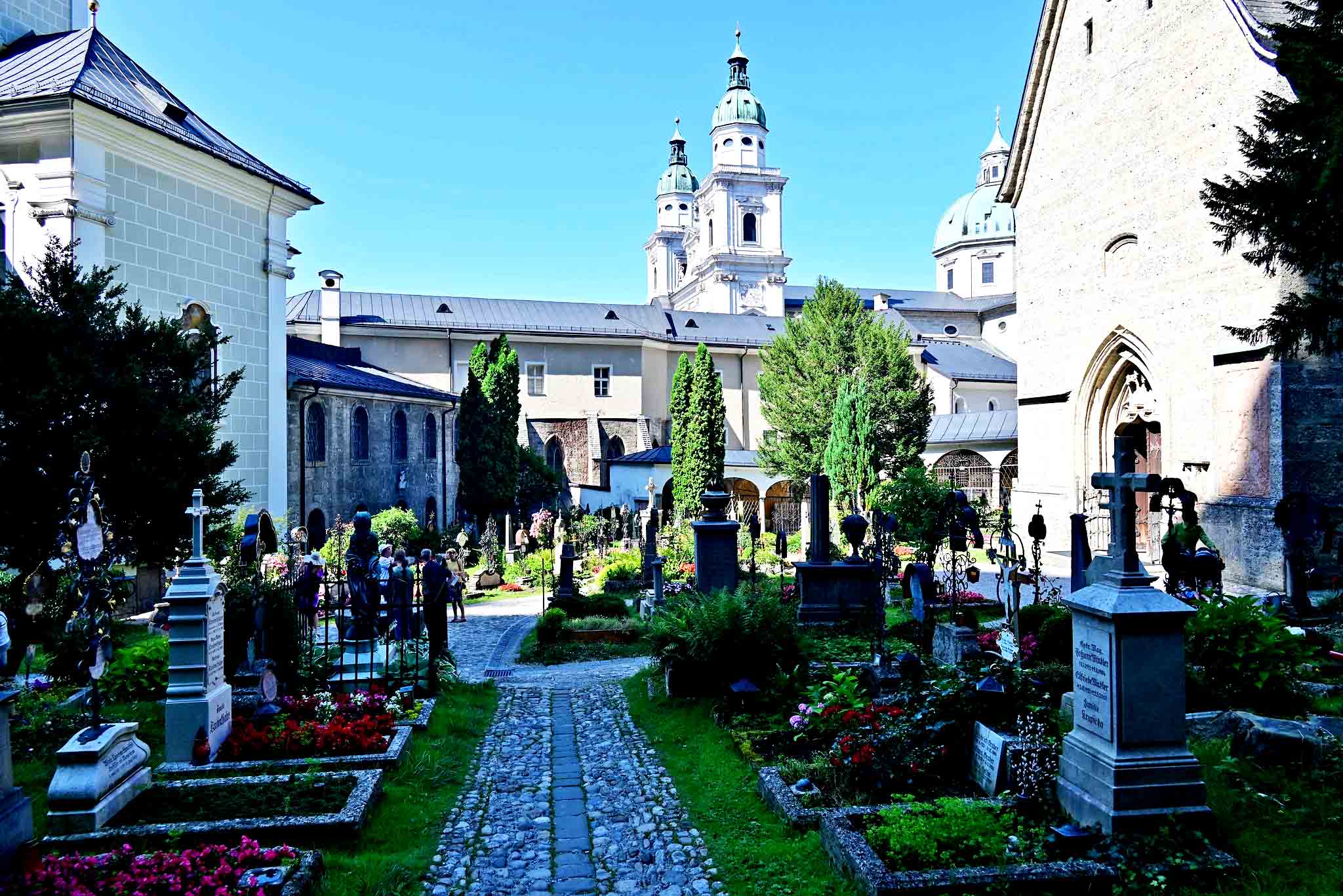 Fundado no século VII, o Mosteiro de São Pedro é um dos mais antigos da Europa e um local de grande importância histórica e religiosa. Seu cemitério, com túmulos adornados e criptas escavadas na rocha, é um dos mais belos da Áustria.