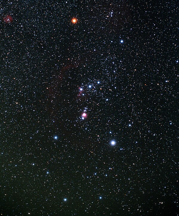 A constelação de Órion contém Betelgeuse, uma supergigante vermelha, e Rigel, uma supergigante azul. É visível em ambos os hemisférios e está associada ao caçador mitológico grego Órion.