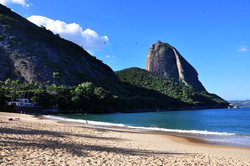 Pão de Açúcar (Brasil) – Com sua forma arredondada e isolada, essa montanha no Rio de Janeiro é um dos cartões-postais do país. Formada por granito e quartzo há cerca de 600 milhões de anos, é acessível por teleférico e oferece uma vista panorâmica da cidade e da Baía de Guanabara.