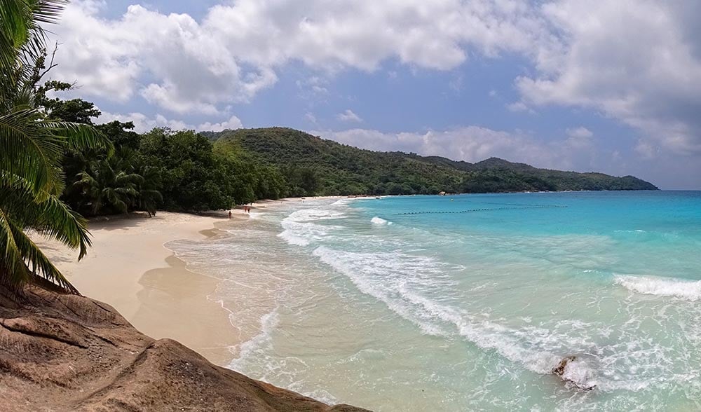 Anse Lazio (Seychelles): Situada na ilha de Praslin, tem mar calmo, areia clara e um ambiente isolado, ótimo para quem busca sossego.
