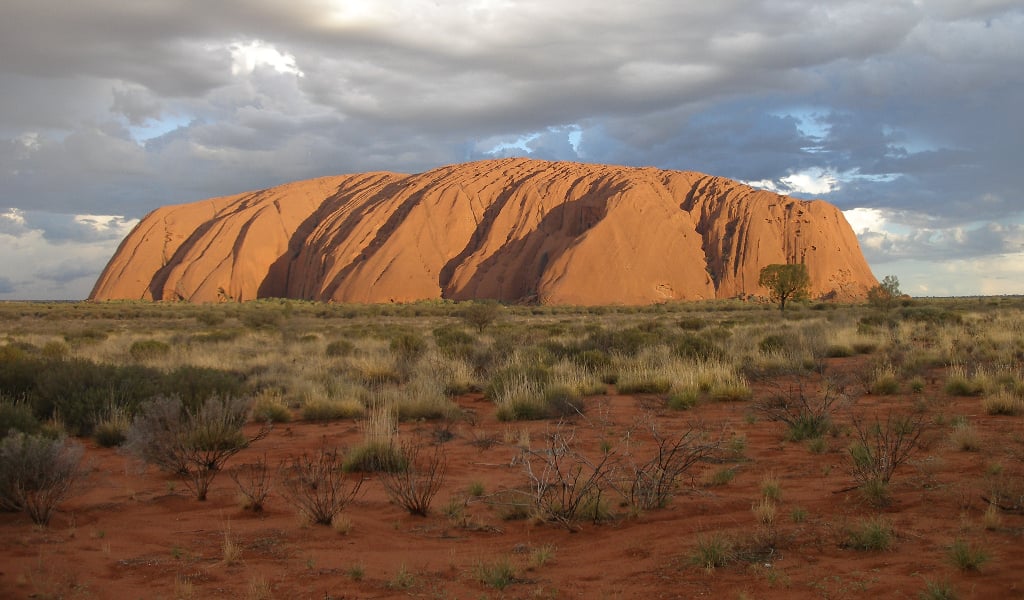 Ayers Rock/Uluru (Austrália) – Essa enorme formação rochosa no deserto australiano tem coloração avermelhada e superfície arredondada. Formada há cerca de 550 milhões de anos, é sagrada para os aborígenes. Seu tom muda ao longo do dia, criando um espetáculo natural.