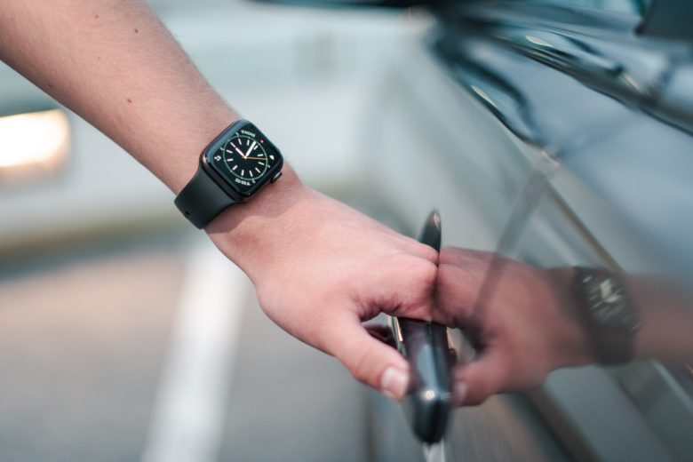 A jovem também revelou que a colisão resultou no travamento das portas do veículo, o que impossibilitou tanto ela quanto sua mãe de saírem do carro.