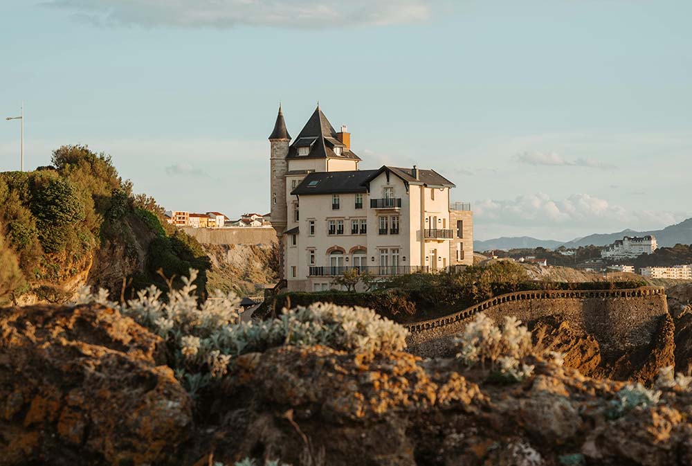 Isso ocorre por fatores como geografia, história compartilhada, cultura, idioma e tradições locais. Essas áreas se destacam por seu senso de pertencimento, muitas vezes preservando dialetos, festivais e estilos arquitetônicos distintos, o que reforça seu caráter único.