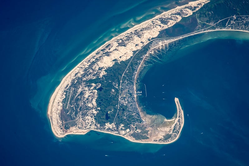 Cabo Cod (EUA) – Batizado por exploradores ingleses no século XVII, tornou-se uma das áreas litorâneas mais famosas dos Estados Unidos. Sua importância está na navegação e na indústria pesqueira. Atualmente, é um destino turístico popular, com belas praias e vilarejos históricos.
