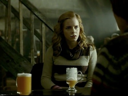 Cerveja Amanteigada – Bebida tradicional do mundo bruxo, servida quente ou gelada. Tem um sabor adocicado, semelhante a caramelo, e é muito apreciada por Harry e seus amigos no Três Vassouras.
