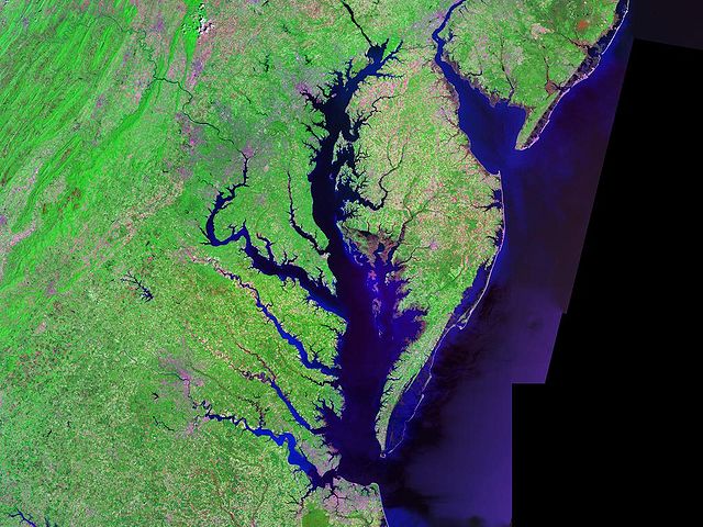 Virginia (EUA) - A Cratera da Baía de Chesapeake foi formada há 35 milhões de anos.  Somente em 1983 pesquisadores descobriram que a baía havia sido criada pela ação de um asteroide. Em 1984, durante a exploração de petróleo, ficou constatado que há trechos de mais de 1 km de profundidade. 