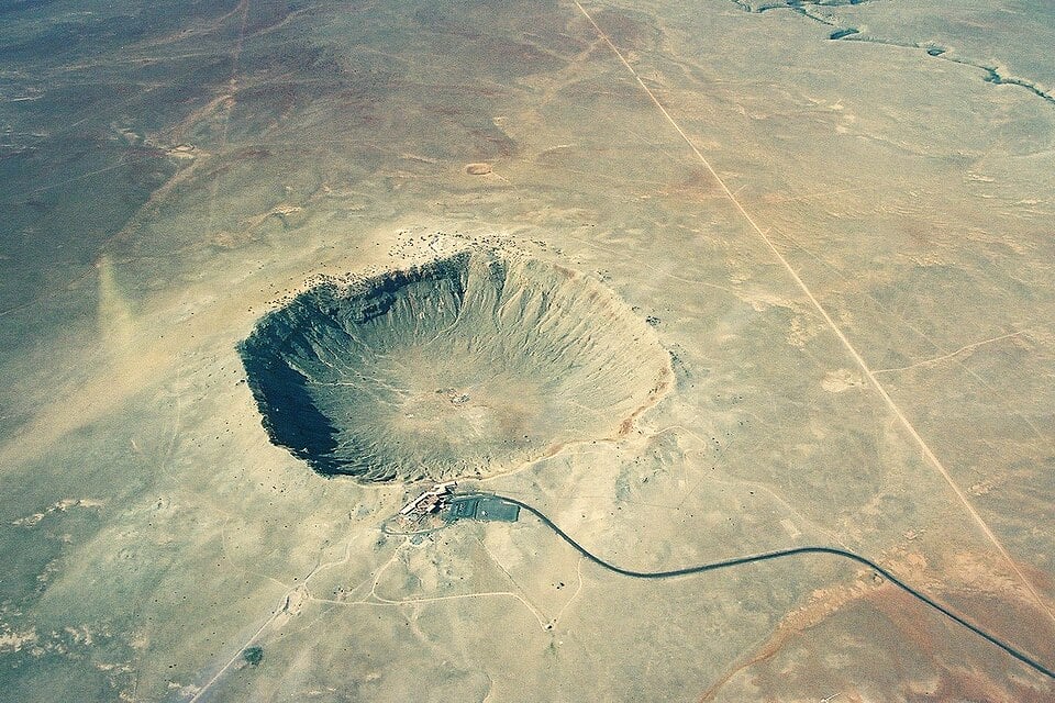 A Terra tem mais de 160 crateras com diâmetro acima de 1 km. A Cratera de Barringer (foto), no Arizona (EUA), é uma das mais bem definidas. Formada há 50 mil anos, resultou do impacto de um meteorito a 40 mil km/h. Tem mais de 1km de diâmetro e 200m de profundidade. 