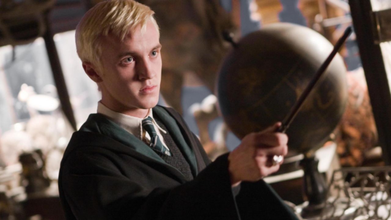 Draco Malfoy (Tom Felton) – Rival de Harry e membro da Sonserina. Criado em uma família de sangue-puro, enfrenta um conflito interno ao longo da série, oscilando entre arrogância e medo.
