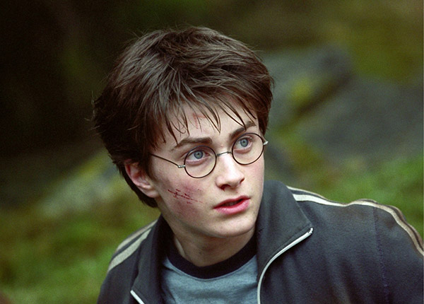 Harry Potter (Daniel Radcliffe) – O protagonista da saga, um jovem bruxo órfão marcado por uma cicatriz em forma de raio. Corajoso e leal, ele enfrenta desafios desde a infância, tornando-se o maior inimigo de Voldemort.
