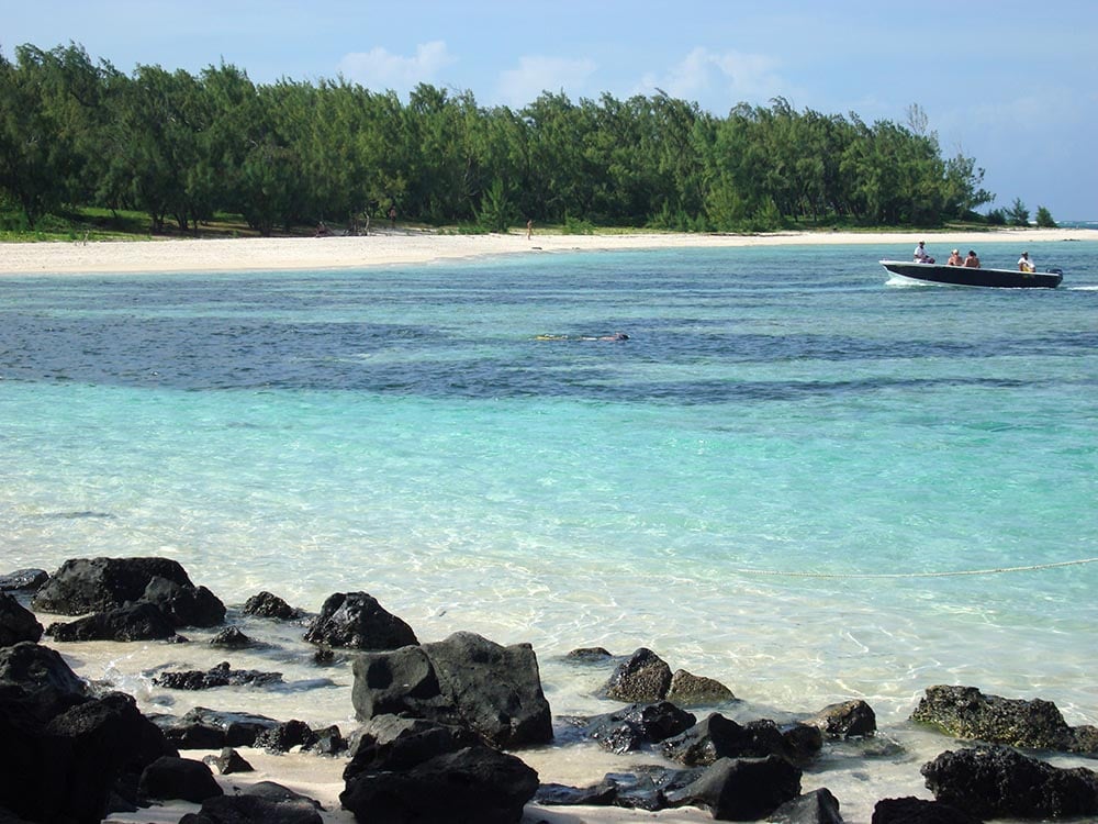Île aux Cerfs (Maurício): Com areia branca e um mar sem ondas, essa praia paradisíaca no Oceano Índico é perfeita para famílias e relaxamento.
