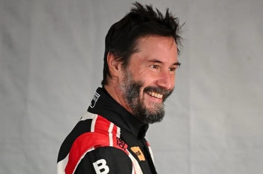 Keanu Reeves - O astro de “Matrix” fez sua estreia profissional no automobilismo em 05/10/2024 em prova de Indianópolis, um dos circuitos mais badalados do mundo. Aos 60 anos, ele competiu pela Toyota GR Cup, série de corridas para carros da marca, e terminou em 25º lugar entre 35 carros.
