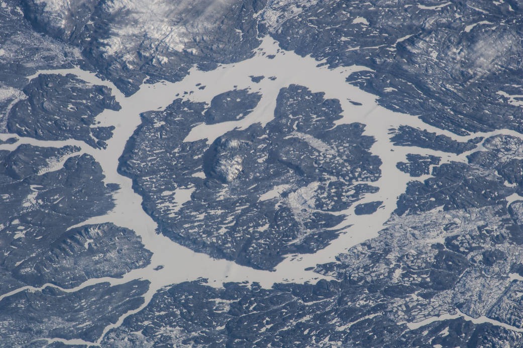 Quebec (Canadá) - A Cratera de Manicouagan foi formada há 215 milhões de anos. Tem 100 km de diâmetro e é bem preservada, com um lago que, visto do espaço, se destaca pelo formato circular bem definido. Seu apelido é Olho de Quebec.  