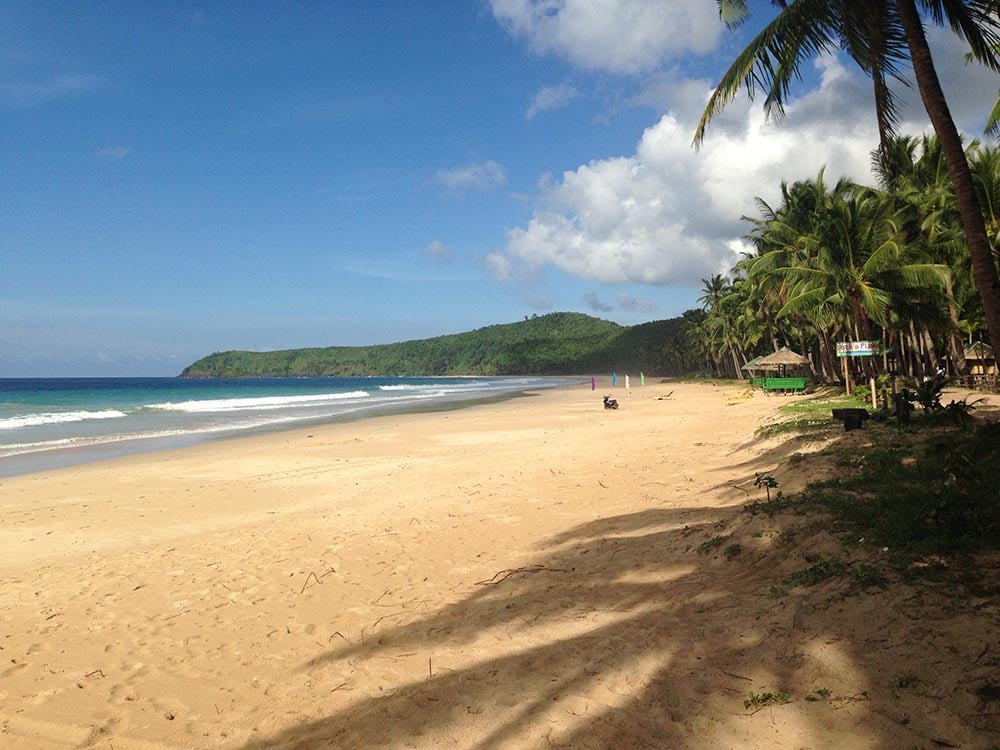 Nacpan Beach (Filipinas): Em El Nido, essa praia tem uma longa faixa de areia dourada e um mar sereno, ótimo para famílias e banhistas inseguros.
