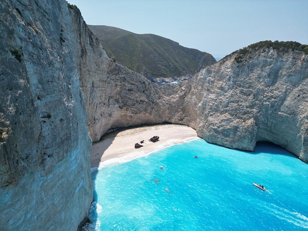 Navagio Beach (Grécia): Conhecida como Praia do Naufrágio, fica na ilha de Zakynthos e tem águas cristalinas e calmas, sendo um refúgio paradisíaco.
