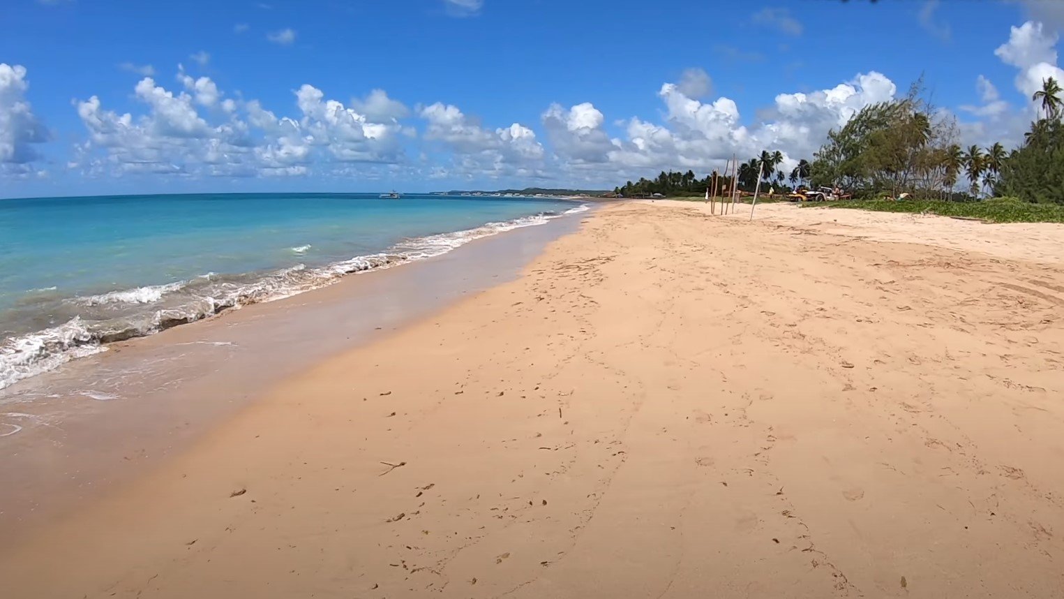 Praia de Maragogi (AL): Conhecida como o Caribe Brasileiro, tem piscinas naturais e mar calmo, sendo excelente para famílias e mergulho com snorkel.