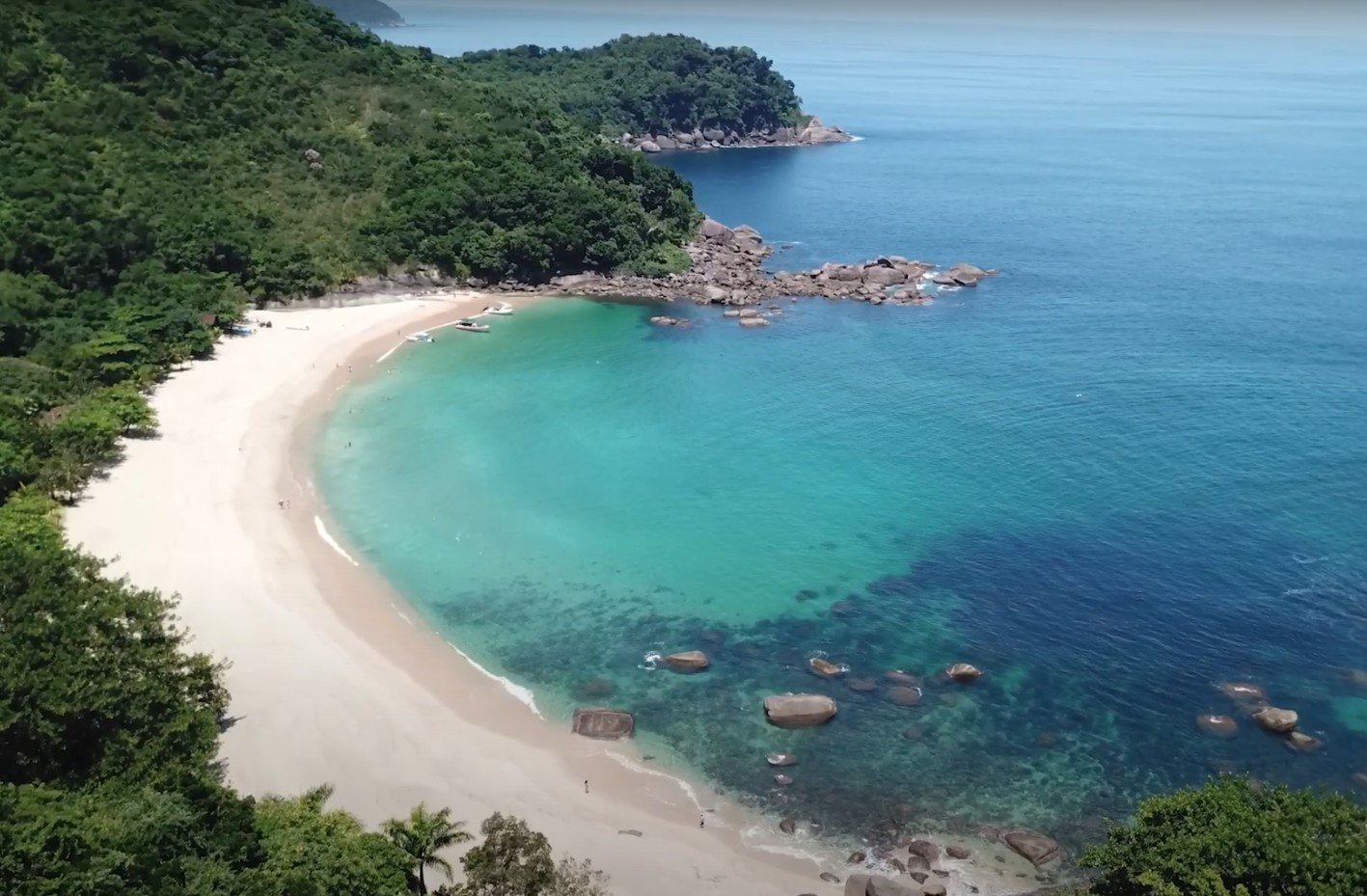 Praia do Bonete (SP): Em Ilhabela, essa praia tem águas tranquilas e preservadas, além de ser menos movimentada, garantindo sossego aos visitantes.