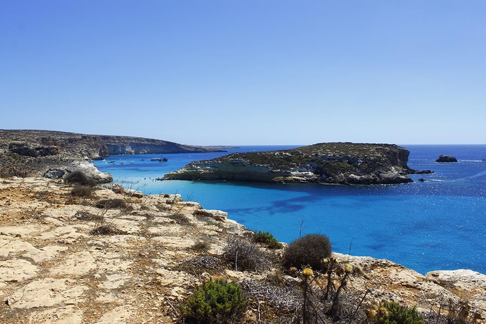 Rabbit Beach (Itália): Na ilha de Lampedusa, tem um mar azul-claro sem ondas, sendo um dos destinos mais tranquilos do Mediterrâneo.
