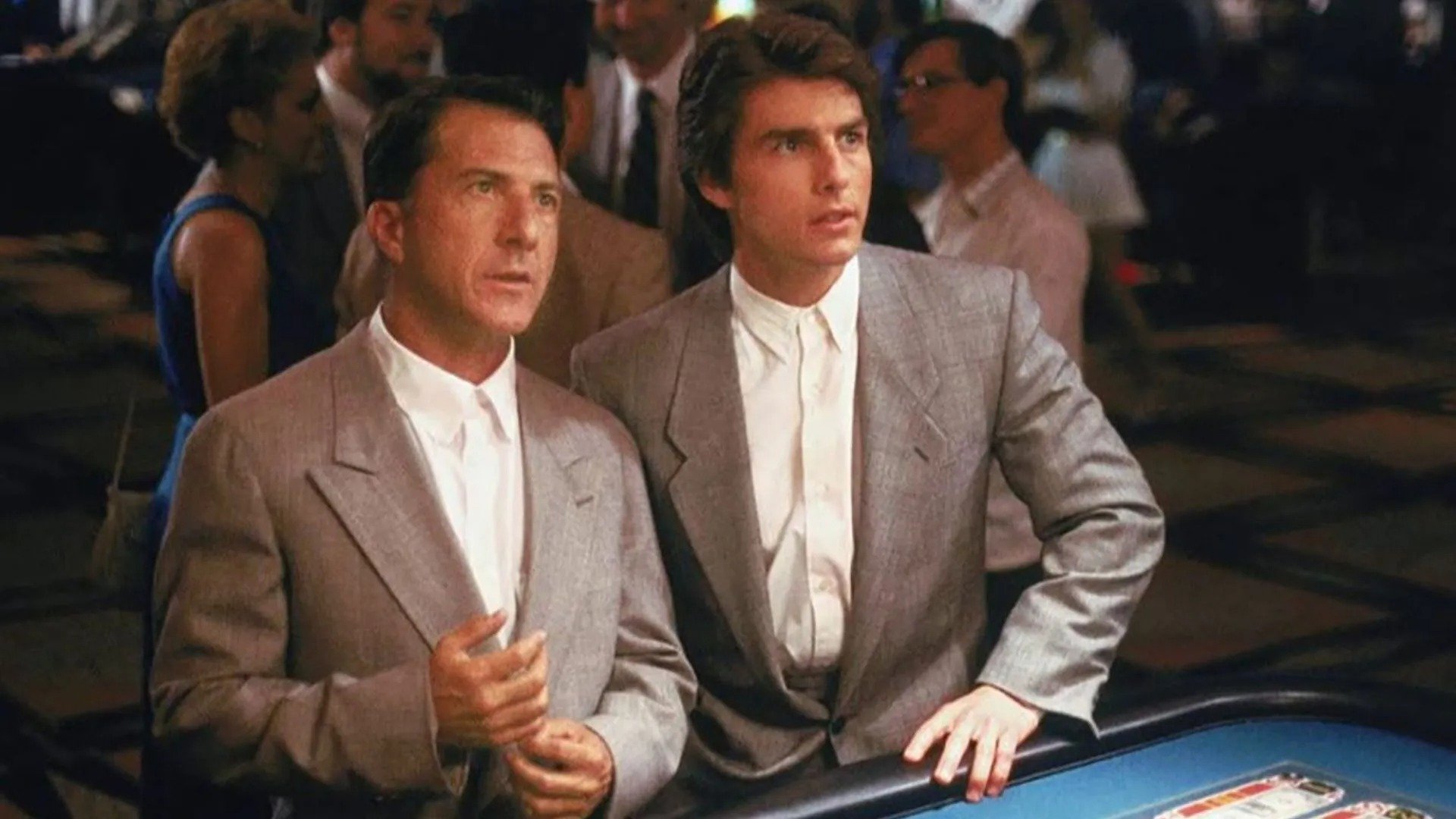 Rain Man (1988)
Dirigido por Barry Levinson, estrelado por Dustin Hoffman e Tom Cruise, conta a história de dois irmãos em uma viagem transformadora. A trilha de Zimmer mistura sintetizadores e melodias sutis para capturar a emoção do filme.