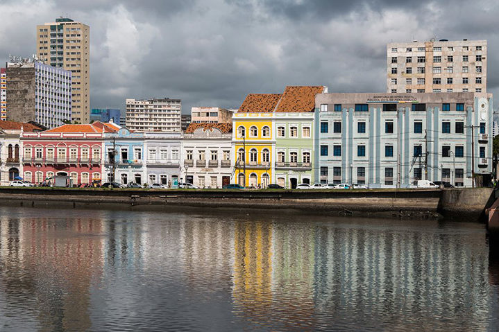 Recife- Quem nasce na capital do Pernambuco é Recifense. A cidade, fundada em 12/03/1537, tem cerca de 1,4 milhão de habitantes.
