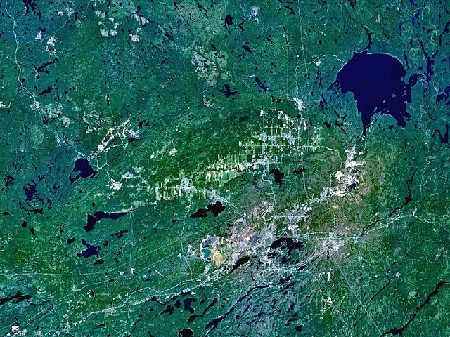 Ontário (Canadá) - A Cratera de Sudbury Basin foi formada há 1,8 bilhão de anos e tem 130 km de diâmetro. Cientistas descobriram que o impacto do asteroide ficou tão grande que fragmentos de rocha foram lançados a 800 km de distância. 