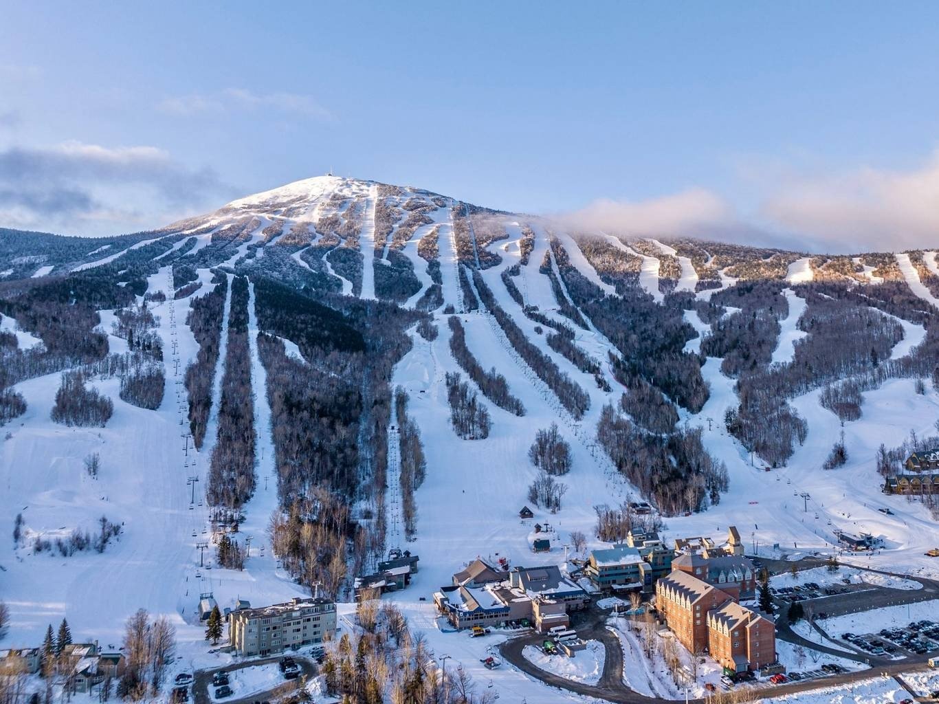 Sugarloaf Mountain (EUA) – Localizada no estado de Maine, tem um formato cônico distinto e é uma das principais montanhas para esqui da região. Sua origem remonta a processos glaciais que esculpiram seu relevo suave. Além do turismo de inverno, oferece trilhas e vistas panorâmicas no verão.
