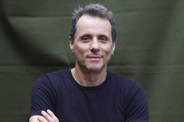 A médica do músico, Fernanda Capareli, comentou sobre a reação dele ao receber a notícia: É muito comum o paciente passar por algumas fases ao saber que está com câncer [...] O Tony não teve a negação [...] A postura dele é 'como podemos resolver isso?'.