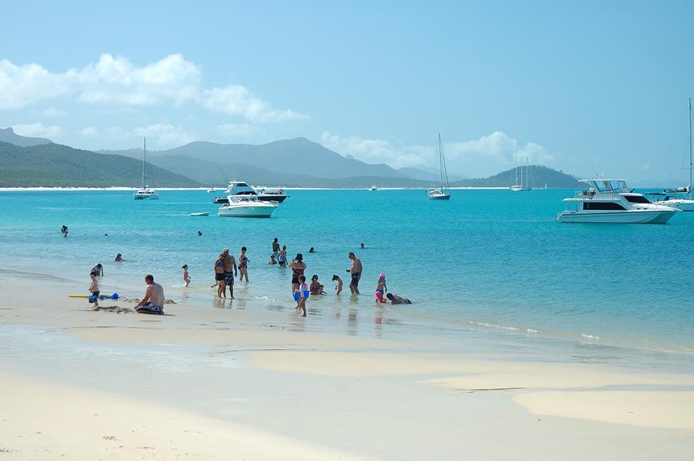 Whitehaven Beach (Austrália): Situada nas Ilhas Whitsunday, tem areia de sílica branca e um mar extremamente tranquilo, ótimo para relaxar e nadar.


