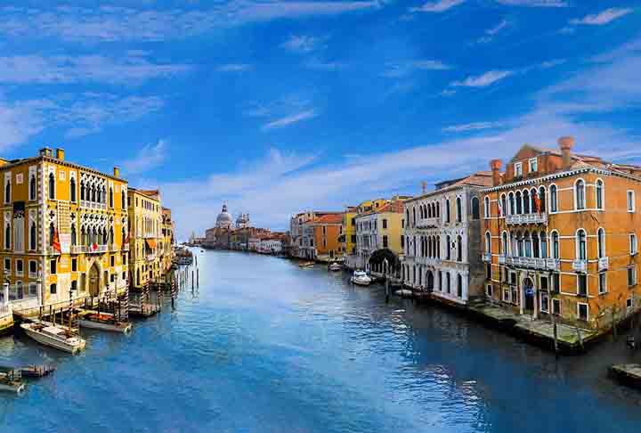 Esses locais permitem passeios de barco tranquilos, que oferecem novas perspectivas e experiências diferentes do trânsito urbano. Além disso, canais embelezam as cidades e?agregam valor pelo estilo de vida às suas margens.