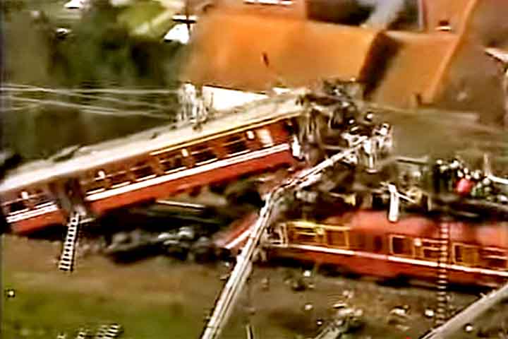 A força do choque foi tão grande que alguns vagões foram empilhados uns sobre os outros.