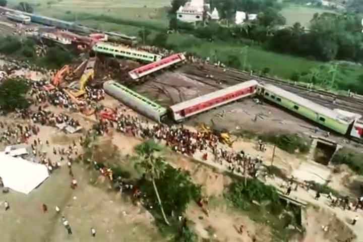 Desastre de Bihar (Índia, 1981): Um trem de passageiros descarrilou e caiu no rio Bagmati durante uma tempestade, resultando na morte de mais de 750 pessoas. 