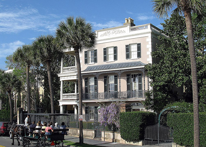 Charleston (Carolina do Sul, EUA) – A umidade do Atlântico e as tempestades tropicais trazem chuvas intensas. Isso mantém os pântanos e florestas, mas aumenta o risco de inundações.
