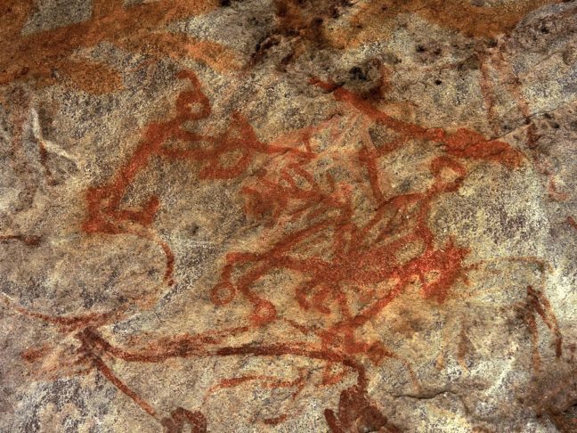 Os primeiros vestígios arqueológicos de arcos e flechas datam do período Mesolítico, sendo encontrados em regiões da Europa, África e Ásia.