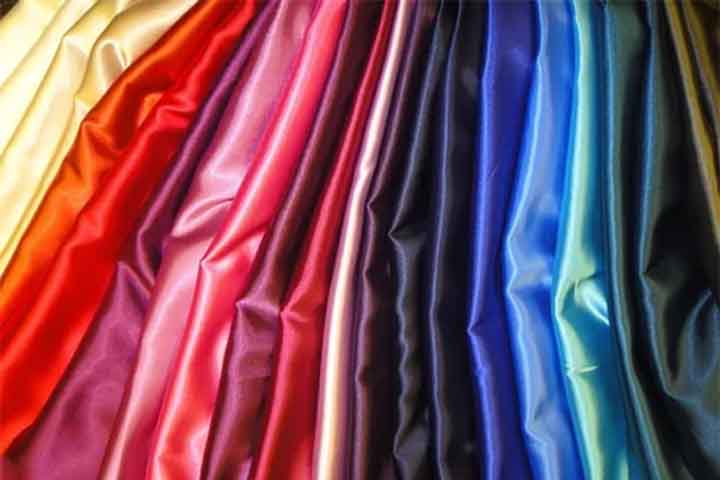 Cetim: Pode ser feito de seda, poliéster ou acetato, destacando-se pelo brilho liso e toque sedoso. É leve, fluido e tem um caimento elegante. Usado em vestidos de festa, roupas íntimas e lençóis de luxo, o cetim proporciona uma aparência sofisticada e um toque suave na pele.