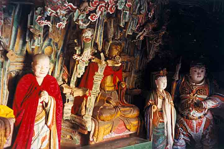 O mosteiro conta com estátuas de Buda, Confúcio e Lao-Tsé, lideranças espirituais das três religiões, ou filosofias religiosas. 
