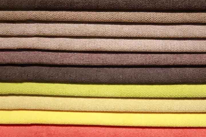 Chenille: Originalmente feito de algodão, mas também encontrado em versões sintéticas, o chenille é macio e felpudo, semelhante ao veludo, mas com um toque mais volumoso. É durável e aconchegante, ideal para mantas, almofadas e estofados. Seu aspecto confortável é muito apreciado na decoração de interiores.
