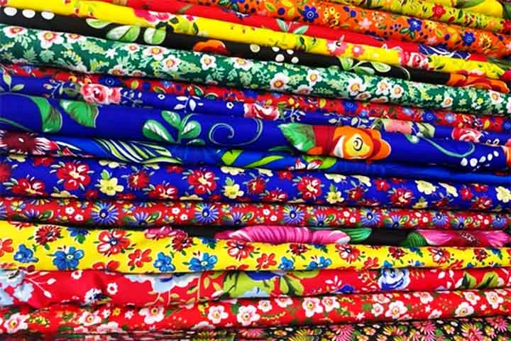 Chita: Tecido de algodão com estampas vibrantes e florais, originário da Índia. É leve, resistente e de custo acessível. Utilizado principalmente em roupas casuais, fantasias e decoração de festas populares, como o carnaval e as festas juninas, confere um visual alegre e descontraído.

