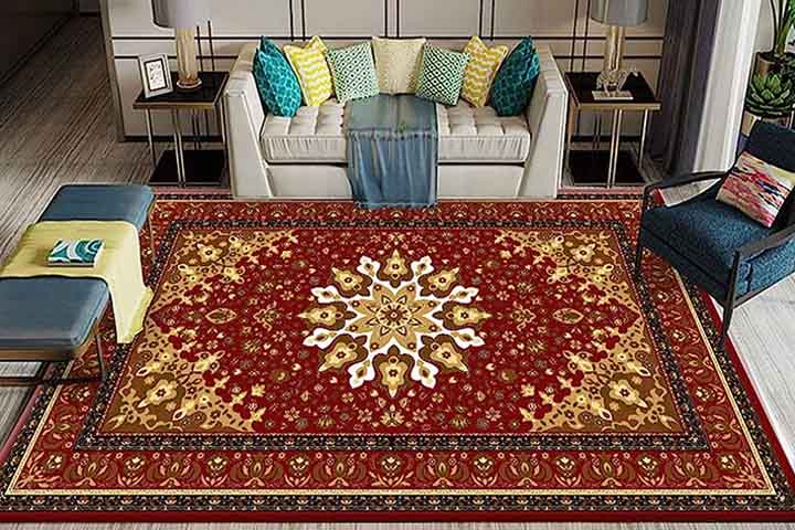 A Índia herdou a tradição da tapeçaria da Pérsia e desenvolveu sua própria identidade no setor. Os tapetes indianos são conhecidos pelos desenhos florais e palacianos, com influência mogol. Feitos principalmente de lã e seda, destacam-se por sua maciez e durabilidade.