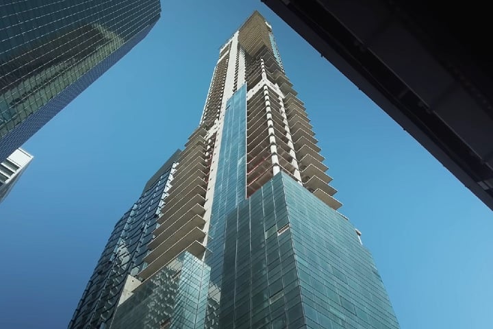 Em 2020, a construção foi interrompida após as autoridades detectarem que o prédio estava afundando e se inclinando. O projeto segue indefinido, enquanto os responsáveis tentam encontrar uma solução para concluí-lo.