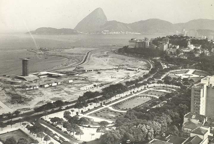 O termo brasil vem do latim brasa, que se refere à cor vermelha do coração da árvore. Quando os portugueses chegaram à região no início do século XVI, a abundância dessa madeira vermelha levou ao nome do país, que acabou se tornando o nome oficial.