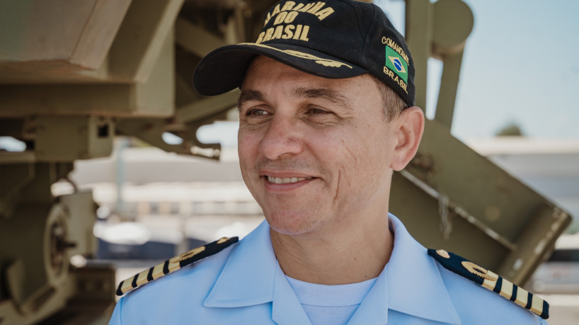 FORTALEZA-CE, BRASIL, 22-03-2025: A Companhia Docas do Ceará promoveu visitação pública gratuita ao Navio Doca Bahia (G40), da Marinha do Brasil nos dias 22 e 23 de março.  É o segundo maior navio da Marinha do Brasil, com 168 metros de comprimento, 23,5 metros de largura e 5,2 metros de calado. Sua função principal é transportar tropas, veículos, helicópteros, equipamentos, munições e suprimentos para áreas de operação. Originalmente chamado Siroco, na Marinha Francesa, foi comissionado em 1998 e participou de diversas missões internacionais, como a ajuda humanitária no Haiti (2010) e o combate à pirataria na costa da Somália (2013). Desativado pela Marinha Francesa em 2015, passou a integrar a Marinha do Brasil, logo em seguida. IFoto: Júlio Caesar/O Povo) 