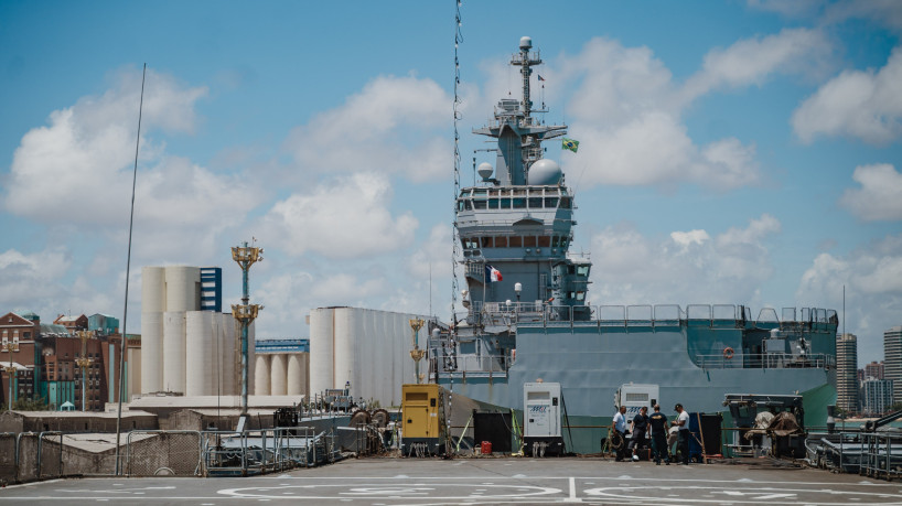 FORTALEZA-CE, BRASIL, 22-03-2025: A Companhia Docas do Ceará promoveu visitação pública gratuita ao Navio Doca Bahia (G40), da Marinha do Brasil nos dias 22 e 23 de março.  É o segundo maior navio da Marinha do Brasil, com 168 metros de comprimento, 23,5 metros de largura e 5,2 metros de calado. Sua função principal é transportar tropas, veículos, helicópteros, equipamentos, munições e suprimentos para áreas de operação. Originalmente chamado Siroco, na Marinha Francesa, foi comissionado em 1998 e participou de diversas missões internacionais, como a ajuda humanitária no Haiti (2010) e o combate à pirataria na costa da Somália (2013). Desativado pela Marinha Francesa em 2015, passou a integrar a Marinha do Brasil, logo em seguida. IFoto: Júlio Caesar/O Povo) 