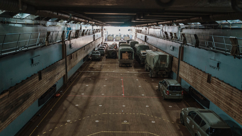 FORTALEZA-CE, BRASIL, 22-03-2025: A Companhia Docas do Ceará promoveu visitação pública gratuita ao Navio Doca Bahia (G40), da Marinha do Brasil nos dias 22 e 23 de março.  É o segundo maior navio da Marinha do Brasil, com 168 metros de comprimento, 23,5 metros de largura e 5,2 metros de calado. Sua função principal é transportar tropas, veículos, helicópteros, equipamentos, munições e suprimentos para áreas de operação. Originalmente chamado Siroco, na Marinha Francesa, foi comissionado em 1998 e participou de diversas missões internacionais, como a ajuda humanitária no Haiti (2010) e o combate à pirataria na costa da Somália (2013). Desativado pela Marinha Francesa em 2015, passou a integrar a Marinha do Brasil, logo em seguida. IFoto: Júlio Caesar/O Povo) 