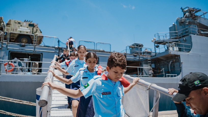 FORTALEZA-CE, BRASIL, 22-03-2025: A Companhia Docas do Ceará promoveu visitação pública gratuita ao Navio Doca Bahia (G40), da Marinha do Brasil nos dias 22 e 23 de março.  É o segundo maior navio da Marinha do Brasil, com 168 metros de comprimento, 23,5 metros de largura e 5,2 metros de calado. Sua função principal é transportar tropas, veículos, helicópteros, equipamentos, munições e suprimentos para áreas de operação. Originalmente chamado Siroco, na Marinha Francesa, foi comissionado em 1998 e participou de diversas missões internacionais, como a ajuda humanitária no Haiti (2010) e o combate à pirataria na costa da Somália (2013). Desativado pela Marinha Francesa em 2015, passou a integrar a Marinha do Brasil, logo em seguida. IFoto: Júlio Caesar/O Povo) 