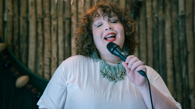 Cantora Raara se apresenta no Cenário Casa de Música, em Fortaleza