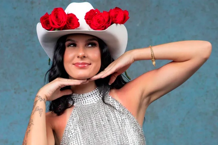 Perguntada se poderia fazer algo estilo Taylor Swift, com trocas de roupas e eras, a cantora respondeu: “Acho isso um máximo. Tanto que a gente já pensou em fazer isso, só aqui no Brasil é mais complicado de fazer isso. Mas a gente pensa.