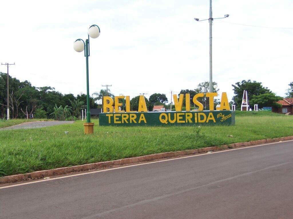 Bela Vista é um dos principais acessos rodoviários para o Paraguai na região central.
O comércio é movimentado, com lojas de produtos importados e mercados agropecuários.