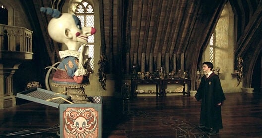 O Bicho-Papão é uma criatura mágica que assume a forma do maior medo de quem o encara. Em Hogwarts, ele é guardado dentro de um armário e usado nas aulas de Defesa Contra as Artes das Trevas. O feitiço Riddikulus o transforma em algo cômico, tornando-o inofensivo.